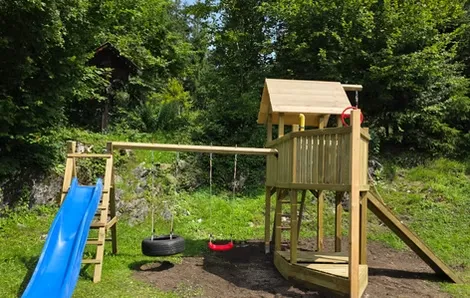 Schneider - Garten- und Hausmeisterservice- Spielhaus im Garten aus Holz