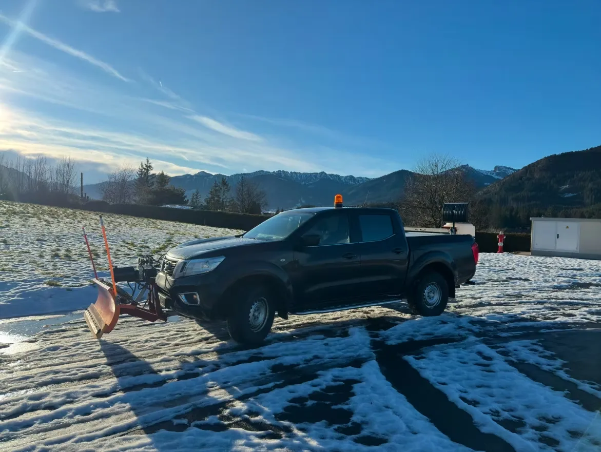 Schneider - Garten- und Hausmeisterservice- Winterdienstfahrzeug